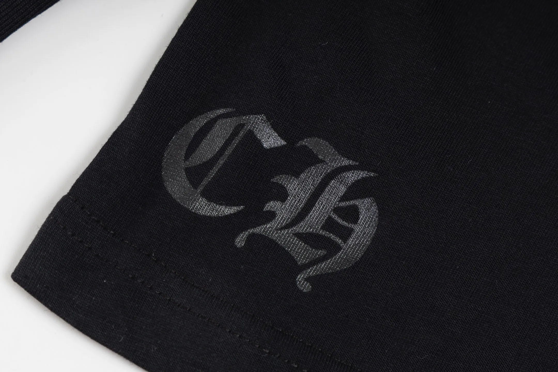 🅿️320 [Exclusive supply] CH Crow Heart Neck Sanskrit Long Sleeve (Black) The fabric is lightly brushed cotton 180g fabric. The upper body is super skin-friendly and soft. The original main label wash mark, silver thread anti-counterfeiting laser, purchased the original version to develop 1:1 restoration, glue printing is consistent with the original version. They are all black and cyan (green light), not the ordinary black fake version in the market. The collar thread is also dyed in the same vat. Size:S/M/L